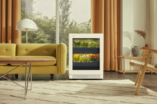 LG전자 신개념 식물생활가전 'LG 틔운'. <LG전자 제공>